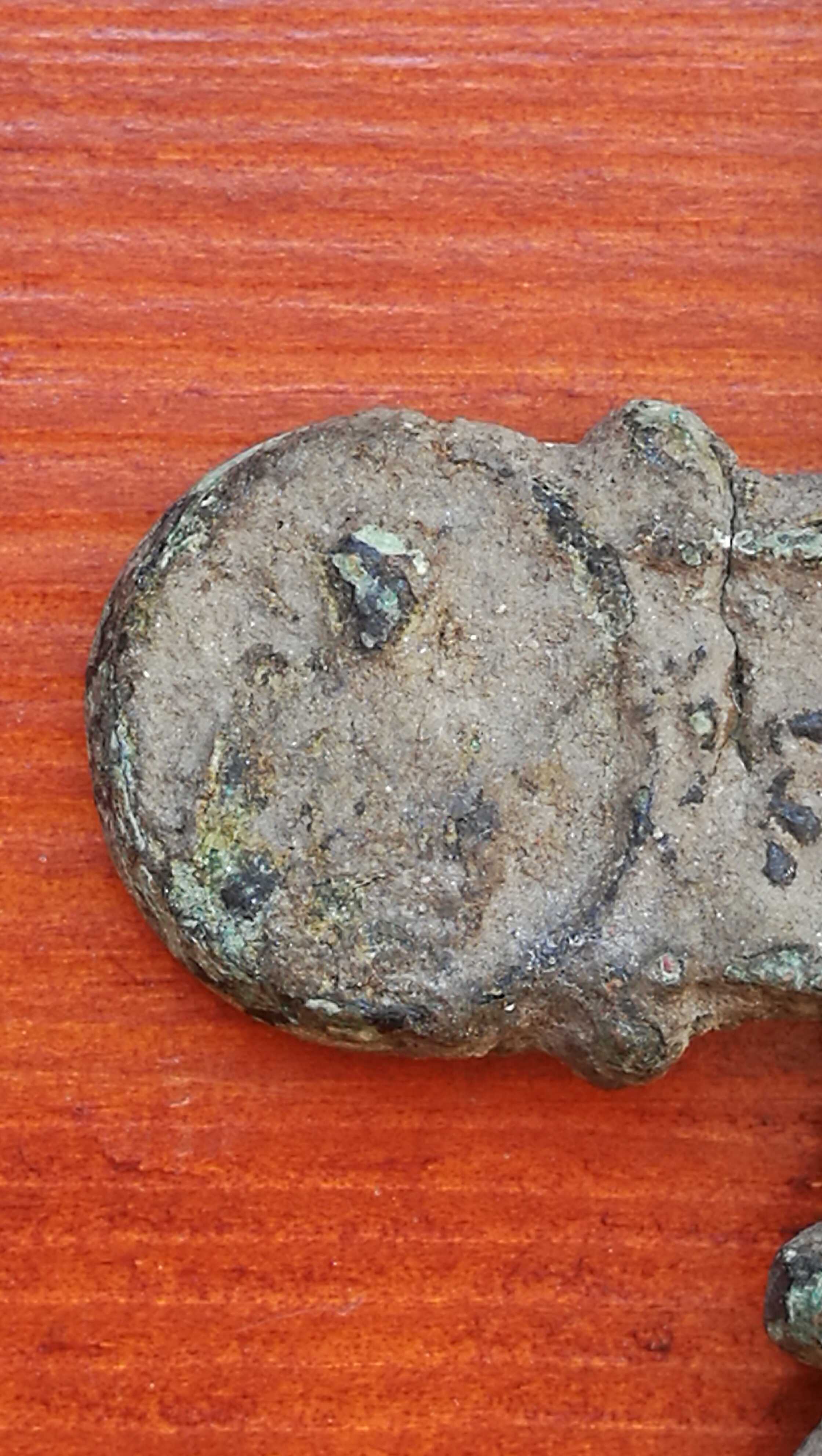 Árpád-kori bronz ereklyetartó mellkereszt töredékes előlapja Turáról
